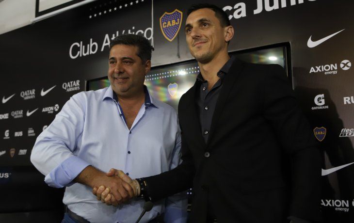 Daniel Angelici y Nicolás Burdisso se estrechan la mano en la presentación del exjugador como nuevo Mánager de Boca.