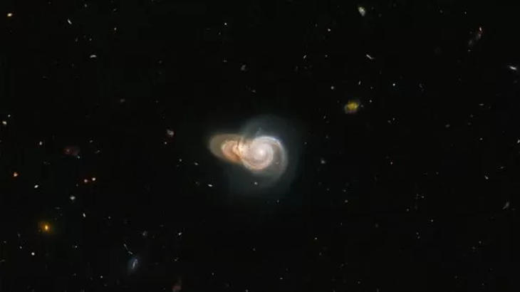 Las galaxias capturadas por la NASA se encuentran a más de mil millones de años luz de la Tierra.