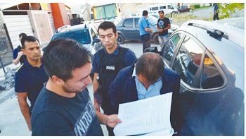 Complicados. El secretario privado del gobernador y otro funcionario de la misma área fue detenido ayer en el marco de una investigación por el presunto pago de sobreprecios en la compra de insumos para los inundados.