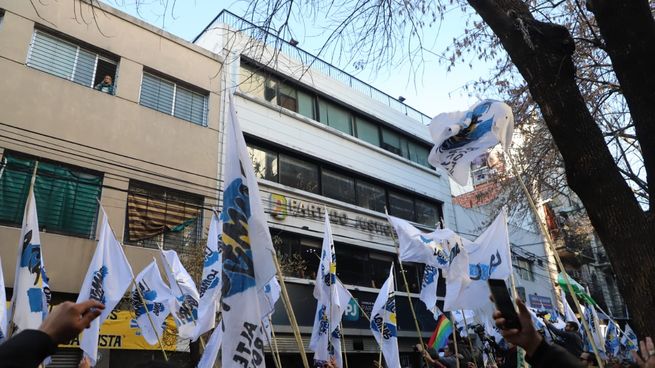 Militantes peronistas acompañaron a Cristina Kirchner mientras escuchaba el fallo en la sede del PJ.