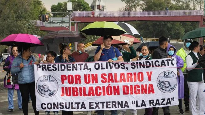 Marcha de trabajadores del IMSS en CDMX este martes 13 de octubre 2026.