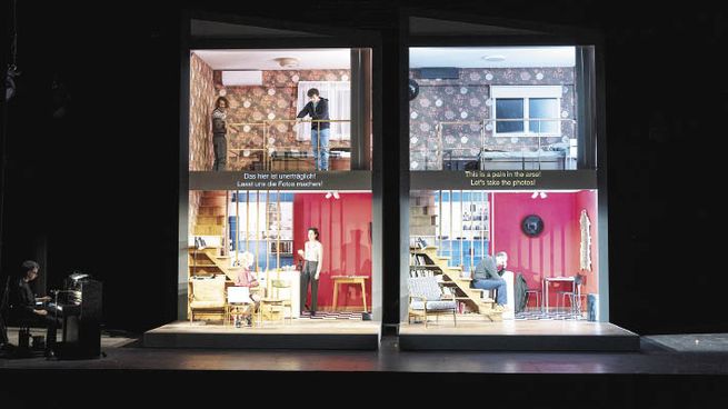 Los años. Una visión de la puesta según se vio en escenarios europeos. Los planos superiores corresponden al personaje en sus 30 años, y los inferiores a los 60. Son interpretados por dos actores diferentes.