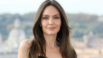 Angelina Jolie utiliza su fama para apoyar refugiados y combatir la desigualdad en distintas regiones del planeta.