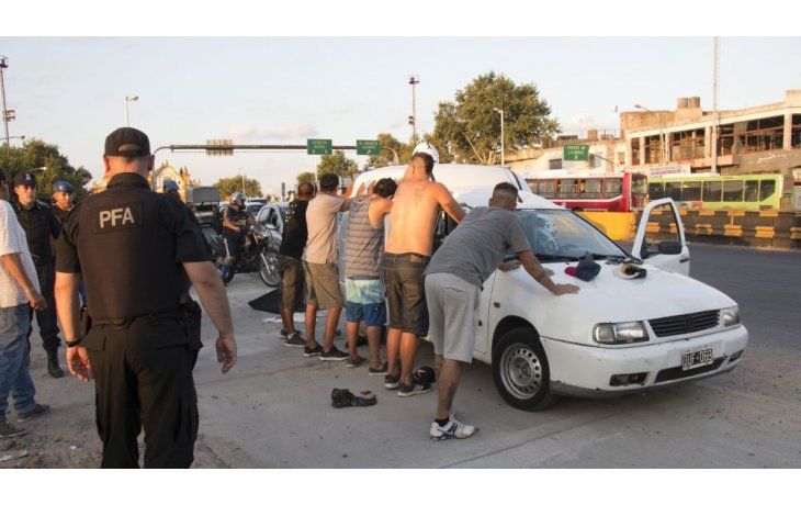 Efectivos policiales de la Provincia detuvieron a catorce personas en un operativo en el Puente Alsina