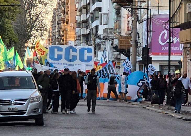 Movilización en los alrededores de la presentación de Javier Milei en Rosario.