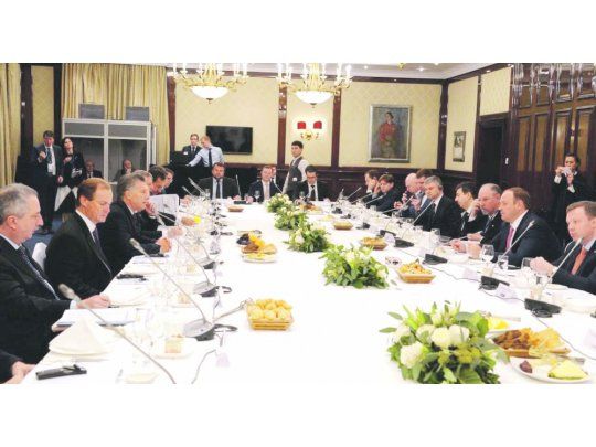 Contacto. Hugo Passalacqua (Misiones) y Gustavo Bordet (E. Ríos), a la derecha de Mauricio Macri ayer durante el brunch con empresarios rusos, quienes se mostraron seducidos por las bondades de esas dos provincias.