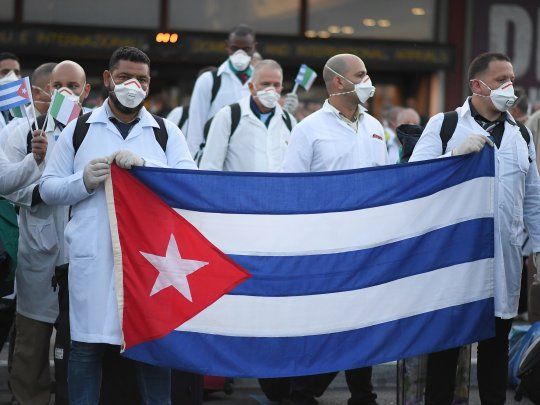 Cuba, además de desarrollar su propia vacuna, ha enviado misiones de médicos a varios países muy afectados por el coronavirus, como Italia.