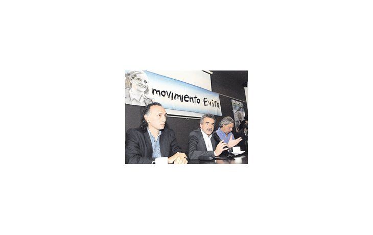 El diputado nacional Agustín Rossi, junto al dirigente santafesino Gerardo Rico, anunció ayer en Rosario la unificación del kirchnerismo.