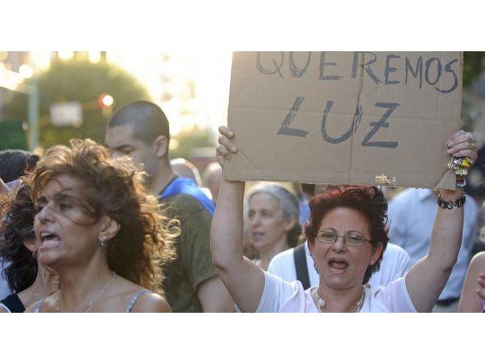 El apagón afectó a diversos barrios de Capital Federal y Gran Buenos Aires. Desde Edesur indicaron que daño provocado por un tercero a una línea de alta tensión provocó interrupciones en el servicio en distintos puntos del área de concesión.