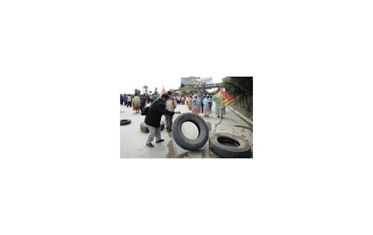 Poderosas organizaciones de vecinos cercanas al líder izquierdista rechazaron la medida, que hizo disparar las tarifas del transporte hasta un 150 por ciento y provocó aumentos en alimentos.