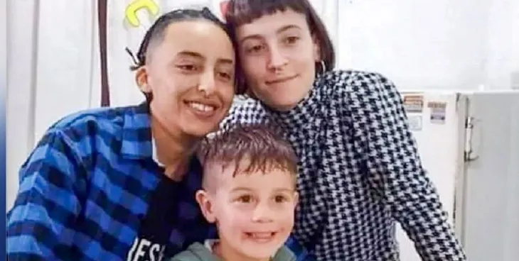 La víctima junto a su madre y la pareja, con quienes convivía. La víctima junto a su madre y la pareja, con quienes convivía.