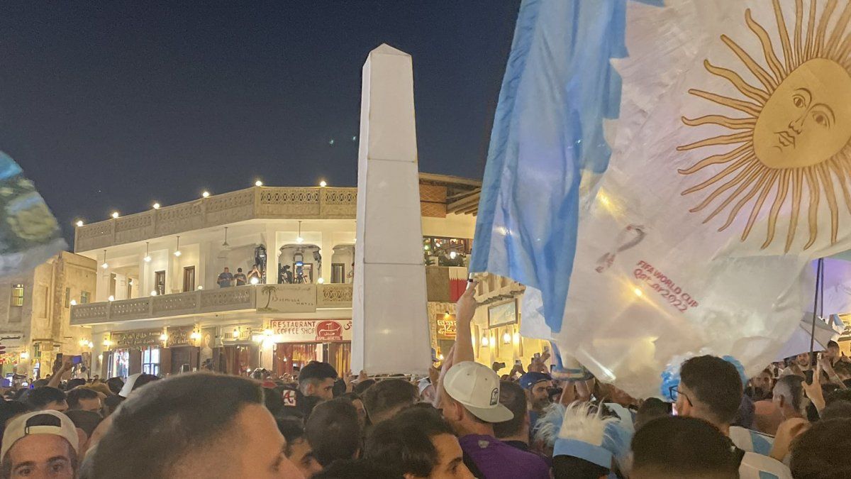 Hinchas argentinos hicieron un banderazo en Doha ¡con Obelisco incluido!