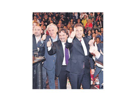 Sergio Massa, ayer de campaña en la provincia de Salta junto a José Manuel de la Sota, entre otros adherentes, consideró que el escándalo Niembro debilitó a su rival de Cambiemos.