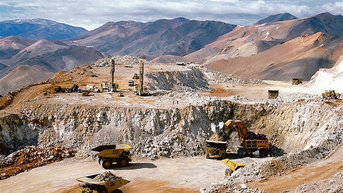 Intendentes presionan por lograr luz verde para poder explotar recursos mineros en sus distritos