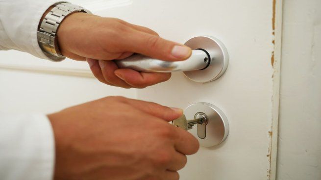 Dejar las llaves en la puerta causa un desgaste en la cerradura.