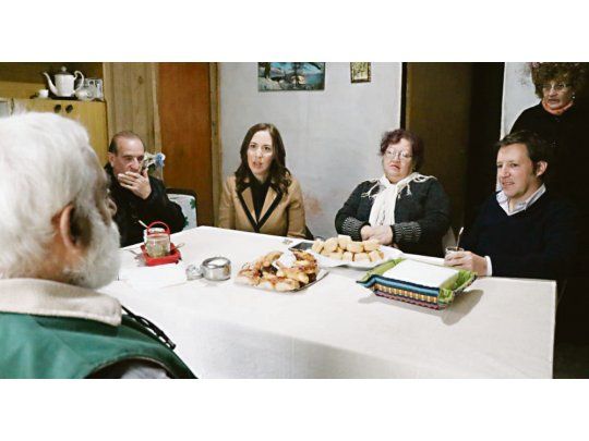 Jornada doble. María Eugenia Vidal y el intendente Jaime Méndez presentaron ayer en San Miguel la obra hidráulica del arroyo Los Berros, con una longitud de más de 4 kilómetros. La gobernadora también participó de una jornada de capacitación docente en una escuela de la localidad de Haedo, junto al director general de Cultura y Educación de la provincia, Gabriel Sánchez Zinny.