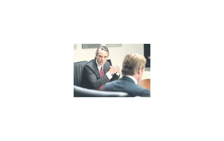 ámbito.com | Jeremy Irons en uno de los momentos más logrados de «El precio de la codicia», film que reconstruye un día aciago en una de las firmas culpables de la última crisis financiera mundial.