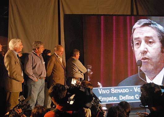 Integrantes de La mesa de Enlace junto ruralistas, siguieron el debate en el Senado de la Nación, sobre el proyecto de retenciones móviles del gobierno, en una pantalla gigante instalada en los bosques de Palermo.