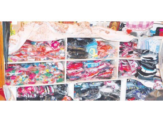 Desbaratan 26 depósitos con mercadería ilegal y desalojan a manteros