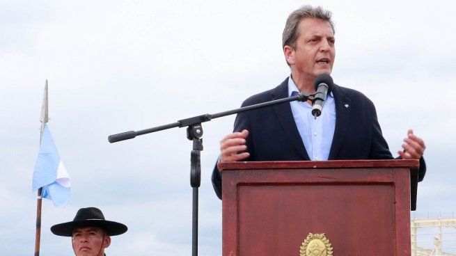 Massa logró ayer una foto que expande el abanico de gobernadores, ya que además del habitual grupo de mandatarios peronistas se sumaron los radicales Morales y Valdés, quienes rubricaron un documento regional.