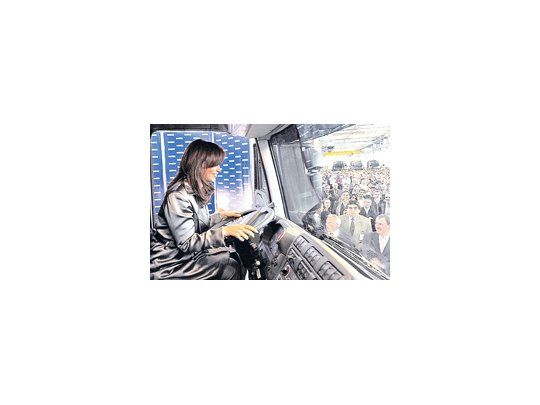 Cristina de Kirchner al volante de un camión Iveco presentado ayer, contenta por los datos alentadores que está mostrando el sector automotor.