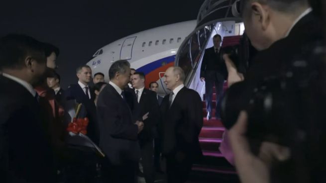Vladímir Putin fue recibido por el ministro de Asuntos Exteriores chino, Wang Yi, con una guardia de honor y una alfombra roja.