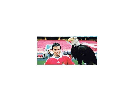 Javier Saviola fue presentado como nuevo jugador del Benfica.
