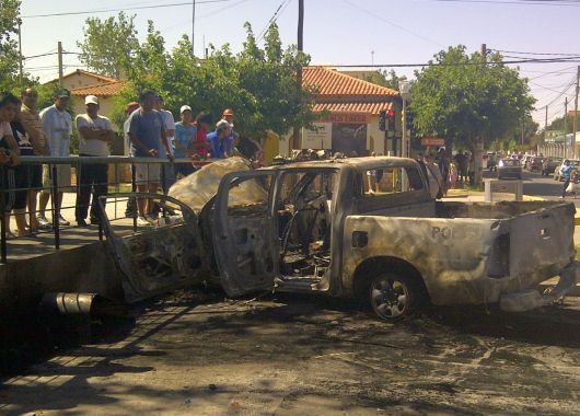 La Rioja: pueblada y dos policías detenidos por crimen de una joven (foto 1)