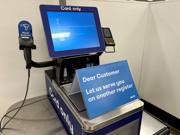 Pantallas de terminales de auto-venta se vieron afectadas en supermercados de todo el mundo.