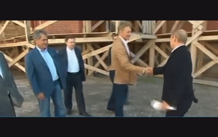 A Putin no le gusta que le besen la mano