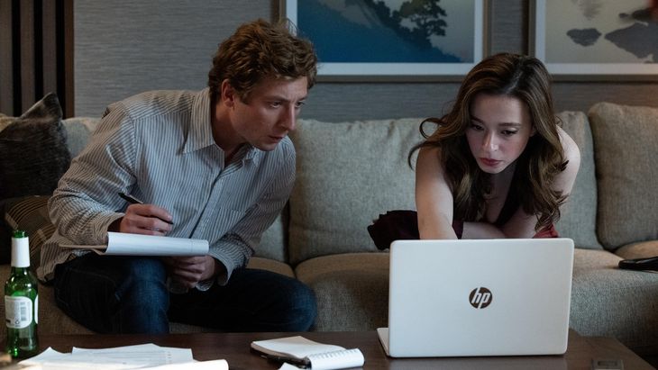 Los protagonistas de esta historia son Jeff Horwitz (Jeremy Allen White) y Frances Haugen (Mikey Madison).