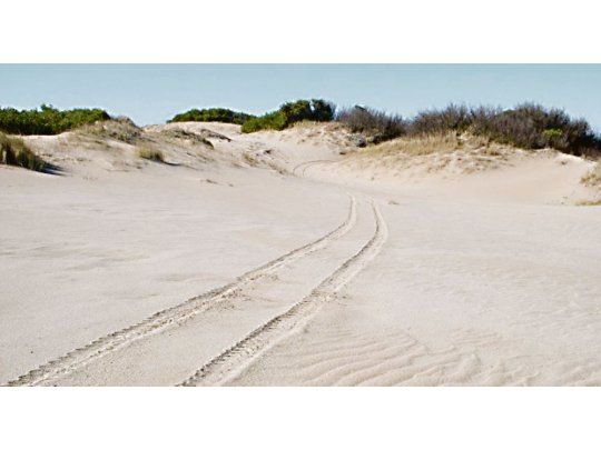 Una camioneta volcó en los médanos de Villa Gesell.&nbsp;