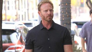 Ian Ziering fue atacado en la vía pública.