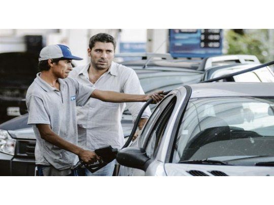 Desde la cámara de expendedores advirtieron que las petroleras pusieron cupos para la distribución. El ministro de Energía, Javier Iguacel aseguró que no hay ninguna razón para que falte combustible.