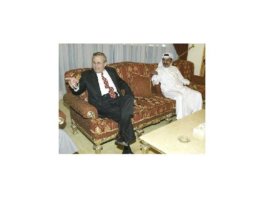 El secretario de Defensa de Estados Unidos, Donald Rumsfeld, se reunió en Qatar con el general Mohd Soud Al Sulaty en el aeropuerto de Doha, en el marco de la visita que el jefe del Pentágono está realizando por el Golfo Pérsico.