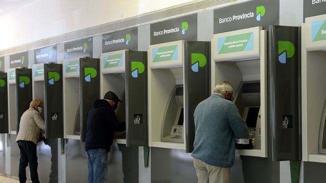 Cajeros automáticos con la nueva imagen de marca de Banco Provincia.