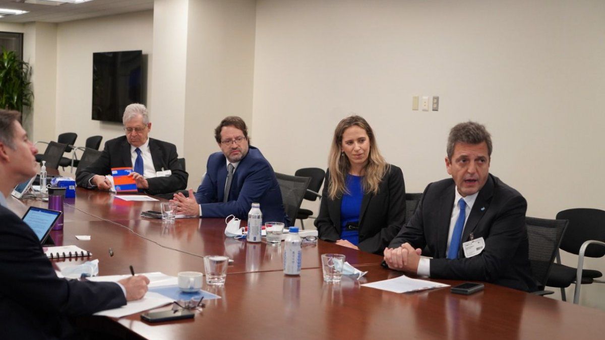 presented the economic plan to the World Bank