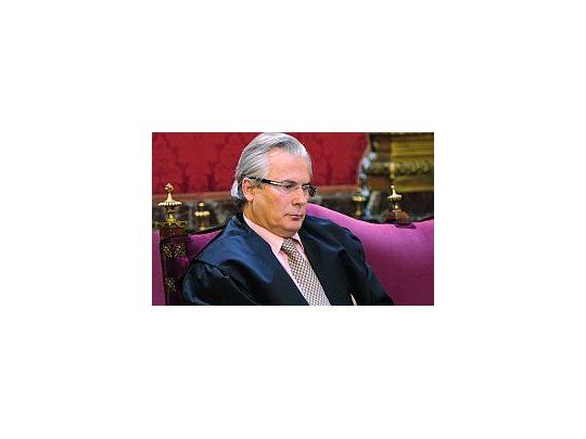 El juez español Baltazar Garzón en el banquillo de los acusados.
