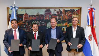 Argentina y Paraguay firmaron un acuerdo por Yacyretá. De izq. a der. Por Paraguay, Luis Benítez Cuevas y Félix Eladio Sosa Giménez y pOr Argentina, Daniel González y Alfonso Peña. 