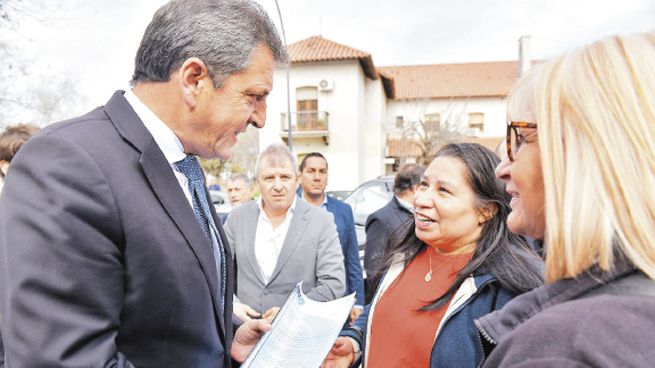 Campaña. El ministro de Economía, Sergio Massa, en la recorrida por la empresa Mosaicos Blangino en Monte Cristo, Córdoba.