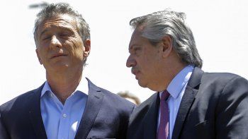 El presidente Alberto Fernández junto a su antecesor, Mauricio Macri.