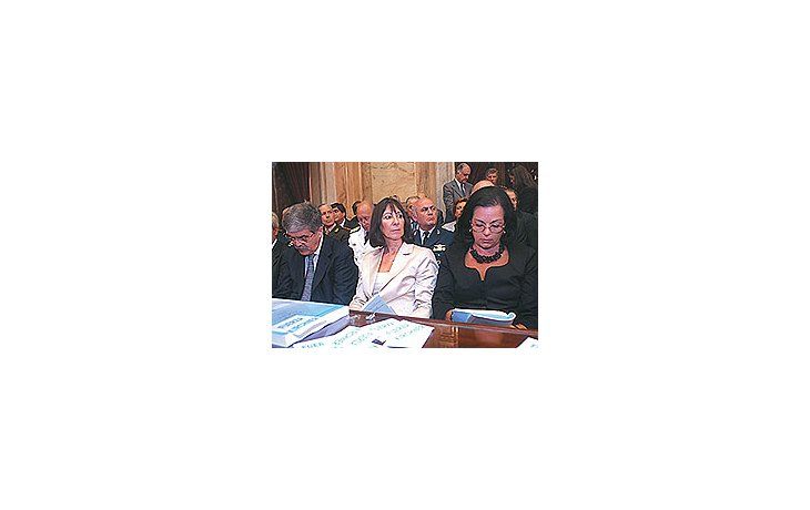 Julio De Vido, Felisa Miceli y Nilda Garré presenciaron el último discurso delactual mandato del Presidente. Además, se besaron y abrazaron diputadosoficialistas.