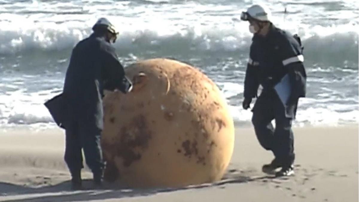 Surprise in Japan for the strange appearance of a giant ball on the beach
