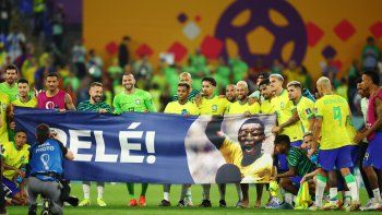 Homenaje. El plantel de Brasil le rindió tributo a Pelé, complicado de salud.