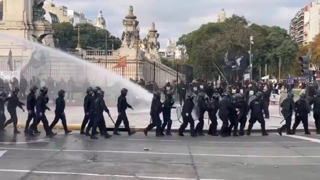 Represión a trabajadores del neumático frente al Congreso Nacional.