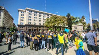 Prestadores de servicios del área de Discapacidad se manifiestan frente a Casa Rosada. Prestadores de servicios del área de Discapacidad se manifiestan frente a Casa Rosada.