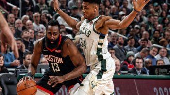 Harden, figura de Houston, y&nbsp;Antetokounmpo, emblema de Milwaukee.