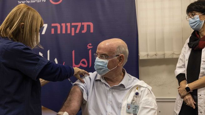 Personal del hospital de Sheba, en Israel, recibiendo la cuarta dosis de la vacuna anticovid.