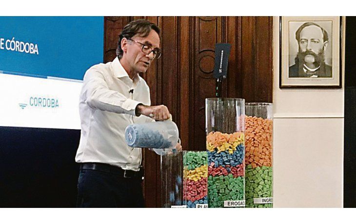 “Millones”en sugus. Giordano sorprendió ayer al apelar al uso de los tradicionales caramelos para graficar las proporciones del proyecto de presupuesto cordobés. Cada masticable representó 100 millones de pesos.