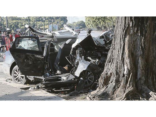 DESTRUIDO. El Audi en el que se trasladaban las víctimas quedó completamente destruido dado que el impacto fue muy violento. Ocurrió en Avenida Calabria y Azucena Villaflor.